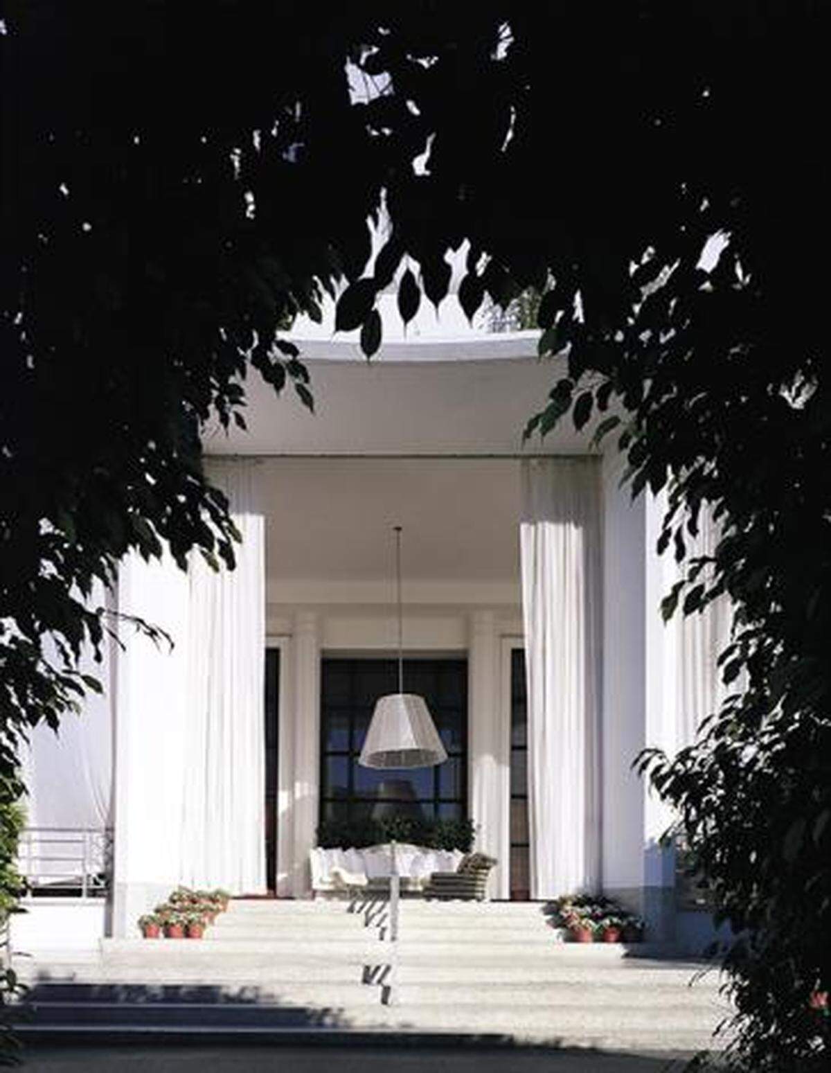 A peek through the hedges at the Delano's facade