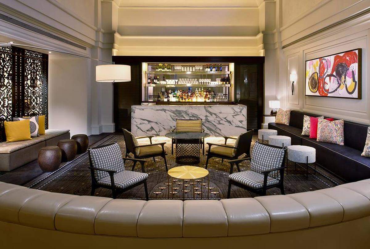 A cozy bar awaits at Hotel Colonnade.