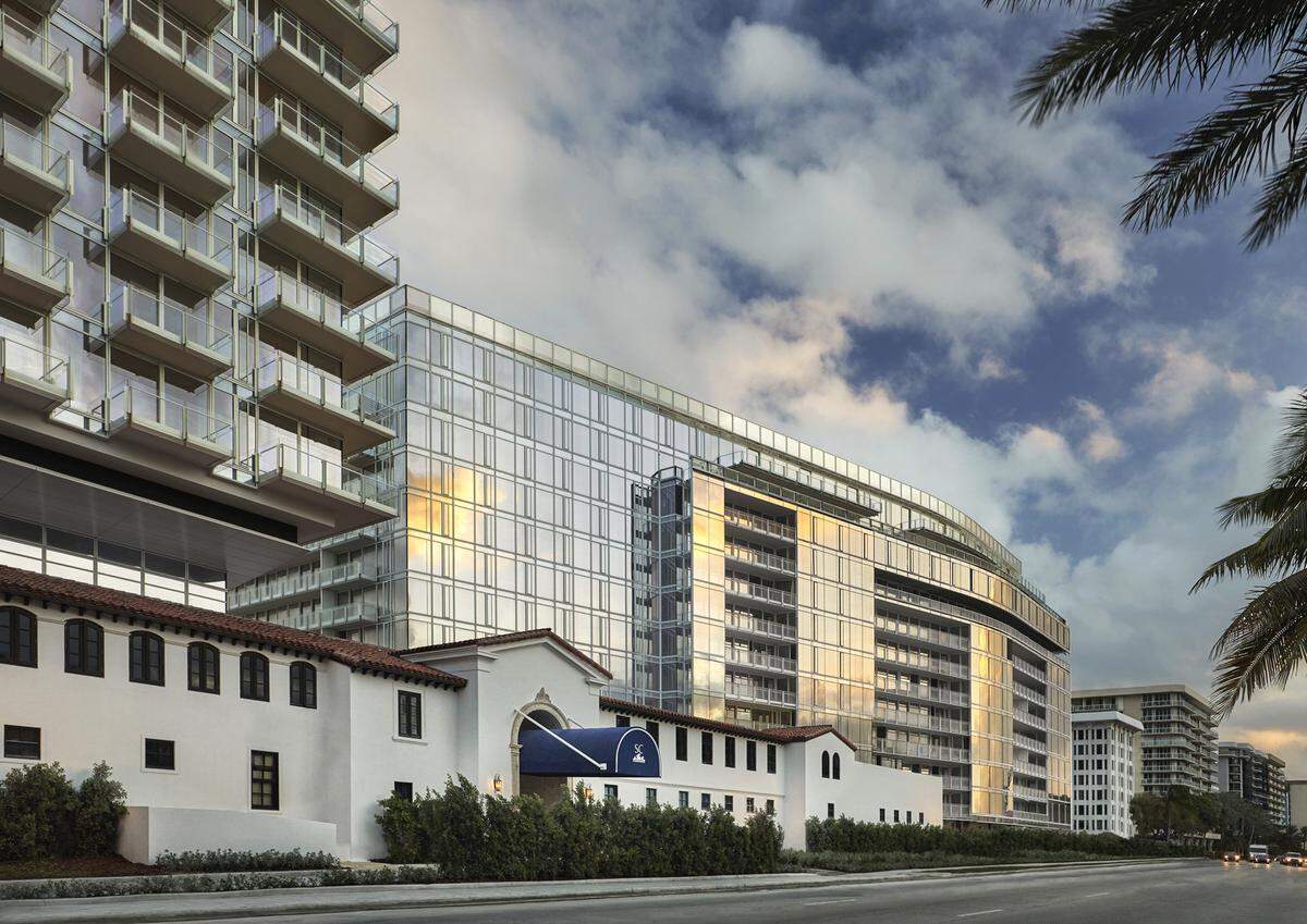 Richard Meier erected the 12-story modern glass tower above the original club house built in 1930.