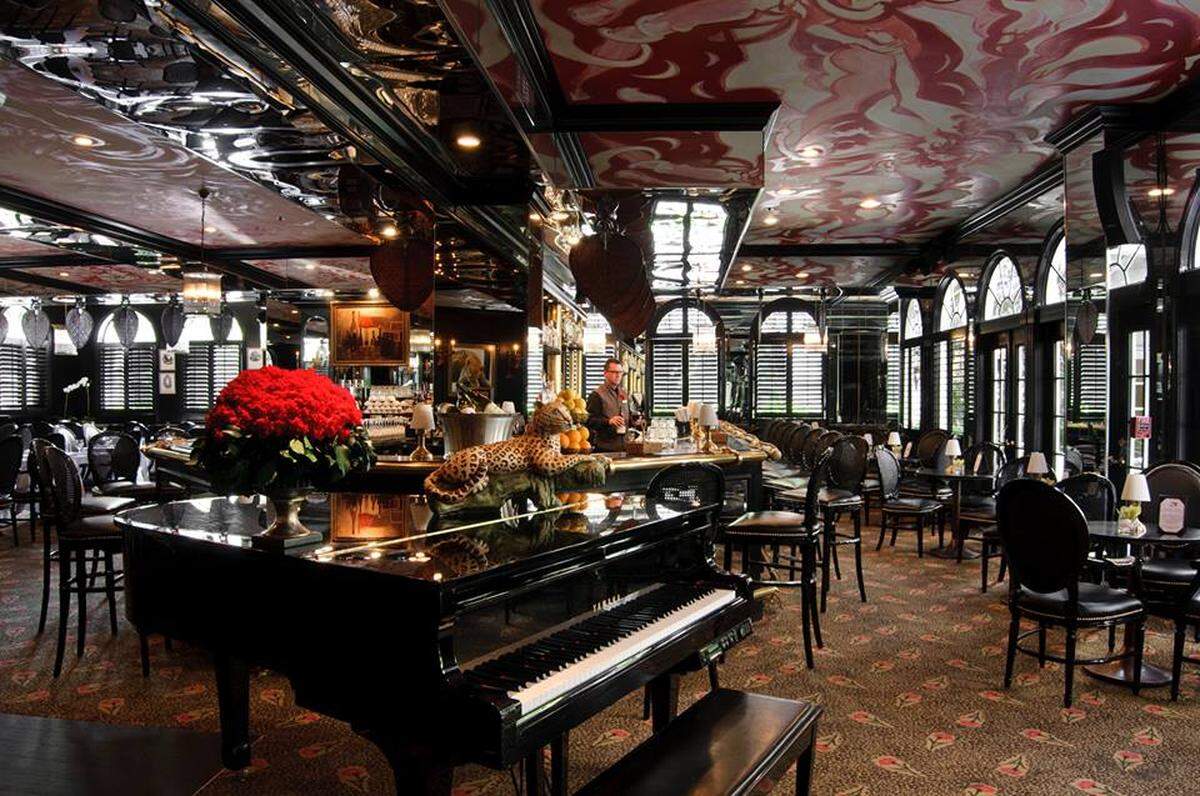 Live piano and jazz performed nightly at The Chesterfield's Leopard Lounge.
