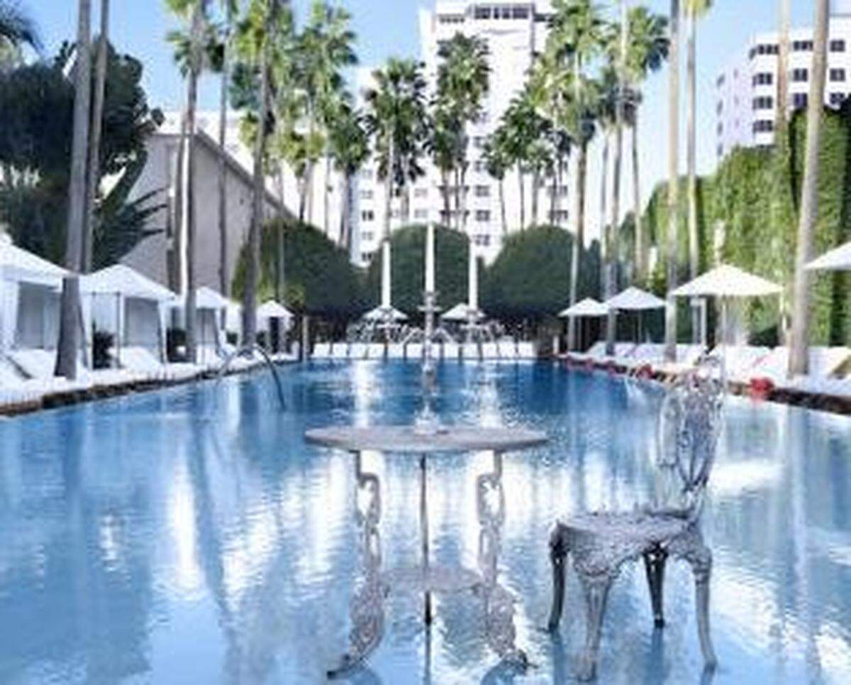 With the pool never getting deeper than chest level, guests are encouraged to wander and mingle.&nbsp;