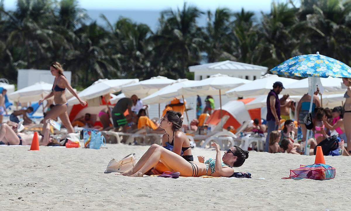 Beachgoers enjoyed the sunny and hot day in South Beach as the National Weather Service issued another heat advisory for most of South Florida. According to the index, the weather should feel up to 110 degrees.