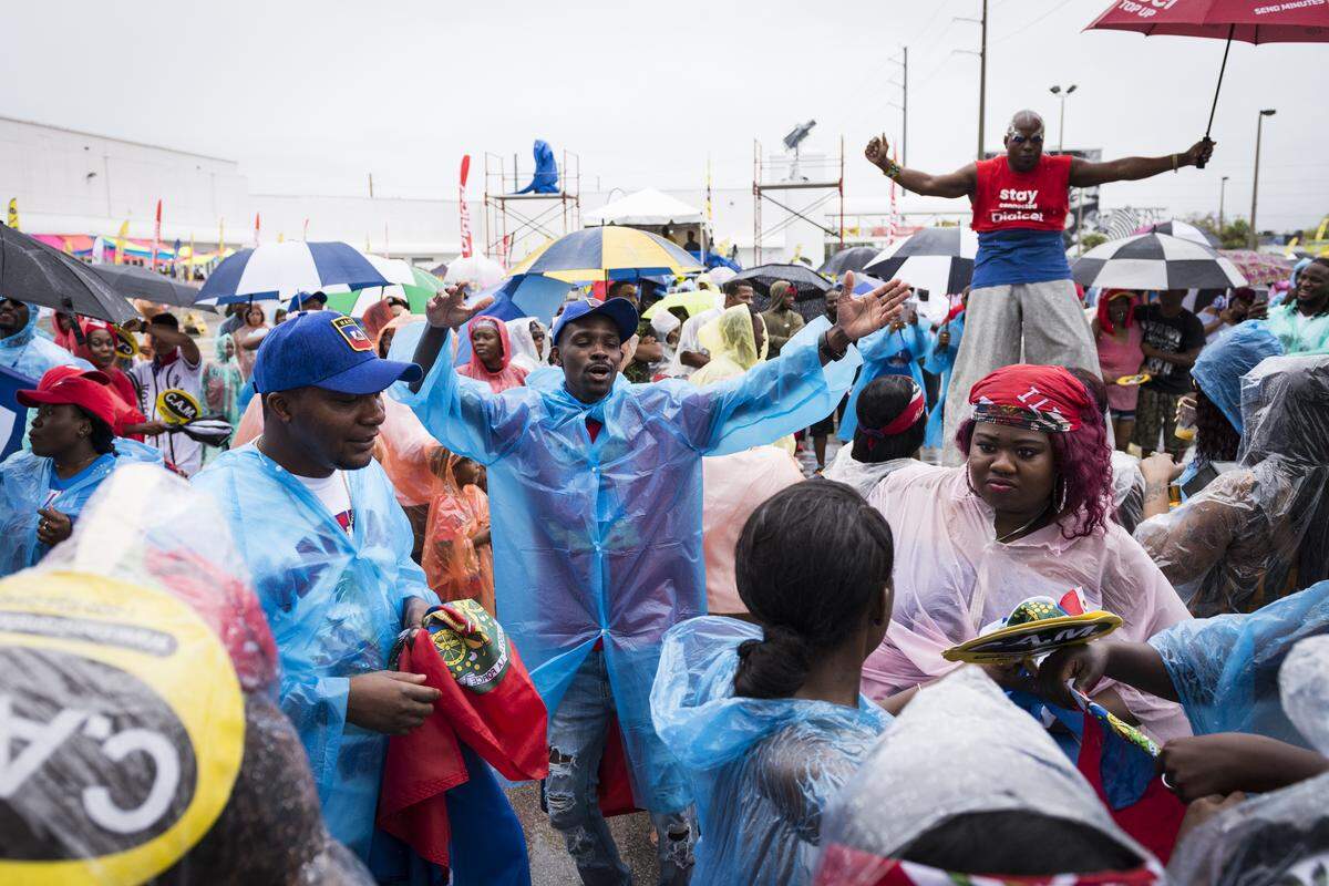 Fans of Haitian music refused to let South Florida’s wet weather prevent them from attending the Haitian Compas Festival Saturday at Mana Wynwood in Miami. The premier showcase for Haitian music and culture in the United States, the festival is celebrating 20 years.