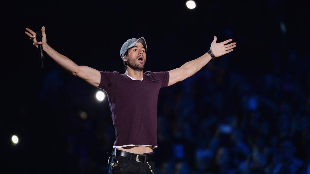 MIAMI, FL - NOVEMBER 05:  Enrique Iglesias performs on stage at iHeartRadio Fiesta Latina at American Airlines Arena on November 5, 2016 in iHeartMedia)