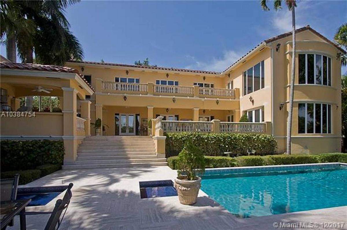 The new residence of Luis Fonsi and his wife Águeda in Cocoplum has seven rooms and six bathrooms, cathedral ceiling, marble floors and a boat dock with access to the canal to exit Biscayne Bay.