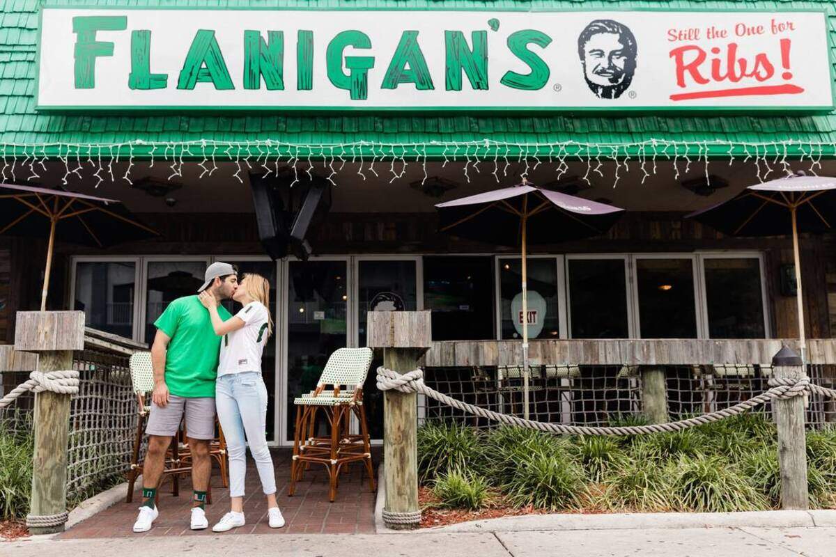 José “Tuto” Moreiras and Elisa Cantero met at a Flanigan’s Seafood Bar and Grill two years ago — so they decided to take their engagement photos there.