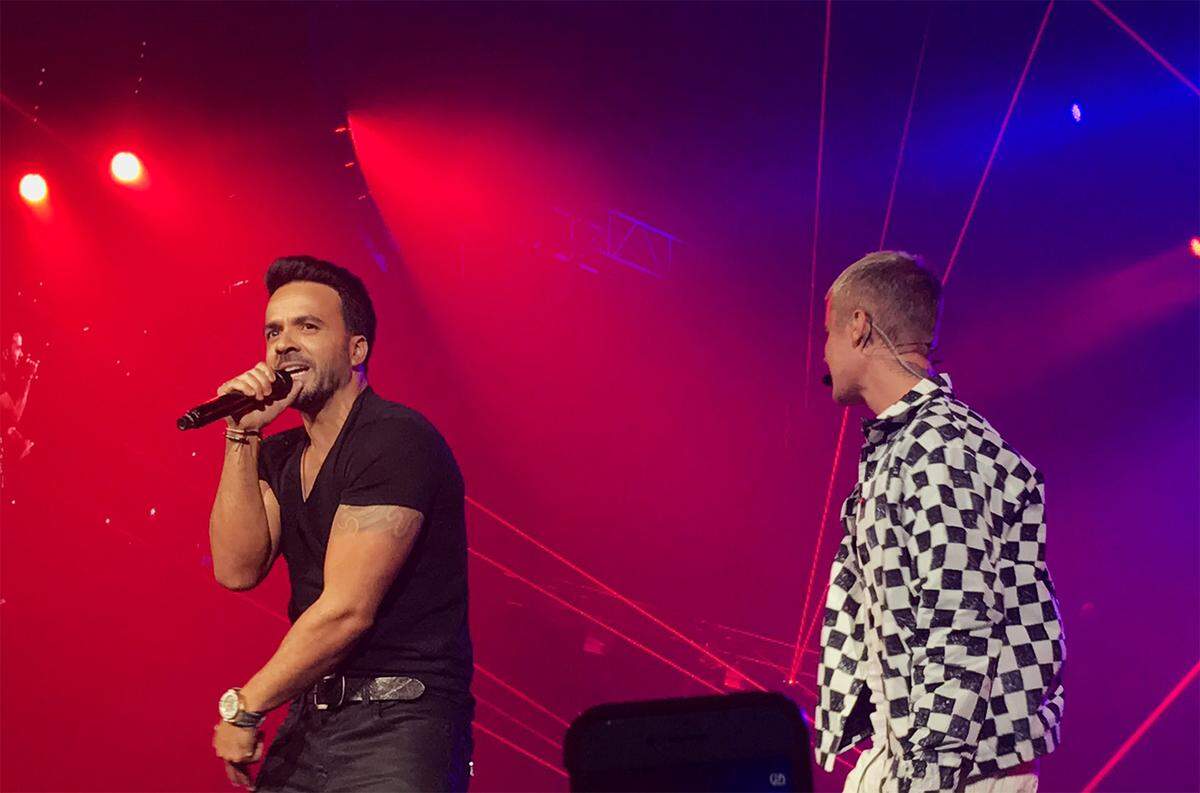 Luis Fonsi and Justin Bieber at the 2017 Billboard Awards.