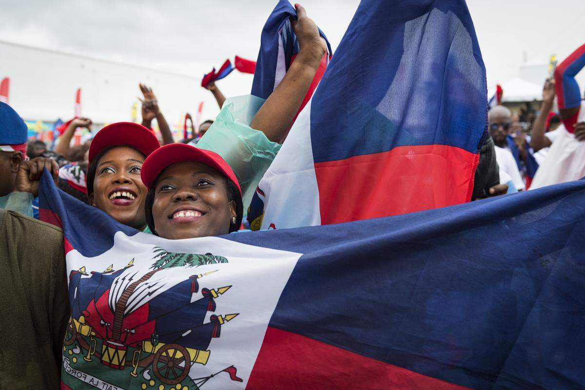 Fans of Haitian music refused to let South Florida’s wet weather prevent them from attending the Haitian Compas Festival Saturday at Mana Wynwood in Miami. The premier showcase for Haitian music and culture in the United States, the festival is celebrating 20 years.