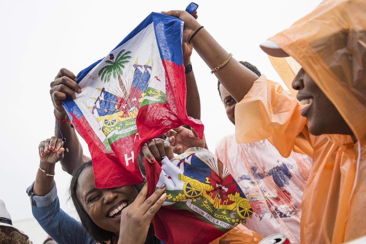 Fans of Haitian music refused to let South Florida’s wet weather prevent them from attending the Haitian Compas Festival Saturday at Mana Wynwood in Miami. The premier showcase for Haitian music and culture in the United States, the festival is celebrating 20 years.