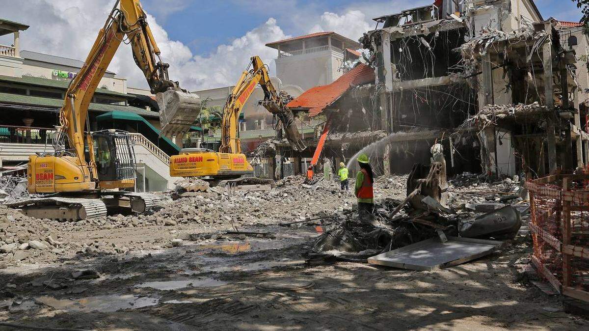 The north wing of the open-air CocoWalk mall in Coconut Grove is being demolished to make way for a new office building. CARL JUSTE cjuste@miamiherald.com