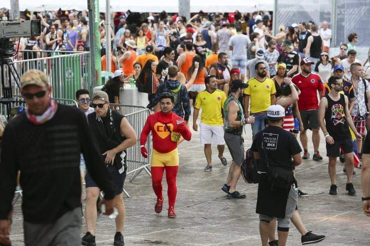 Guests arrive at Bayfront Park on the first day of the Ultra Music Festival in downtown Miami on Friday, March 24, 2017.