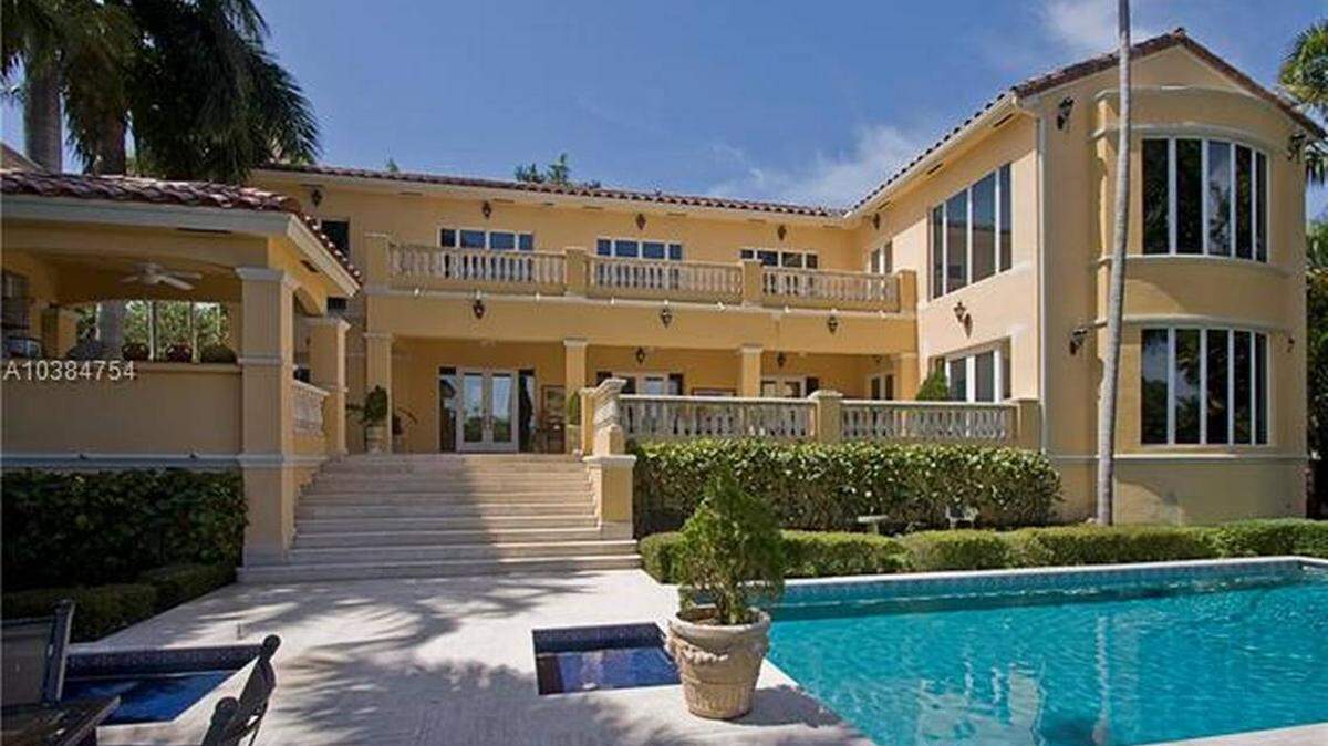 The new residence of Luis Fonsi and his wife Águeda in Cocoplum has seven rooms and six bathrooms, cathedral ceiling, marble floors and a boat dock with access to the canal to exit Biscayne Bay.