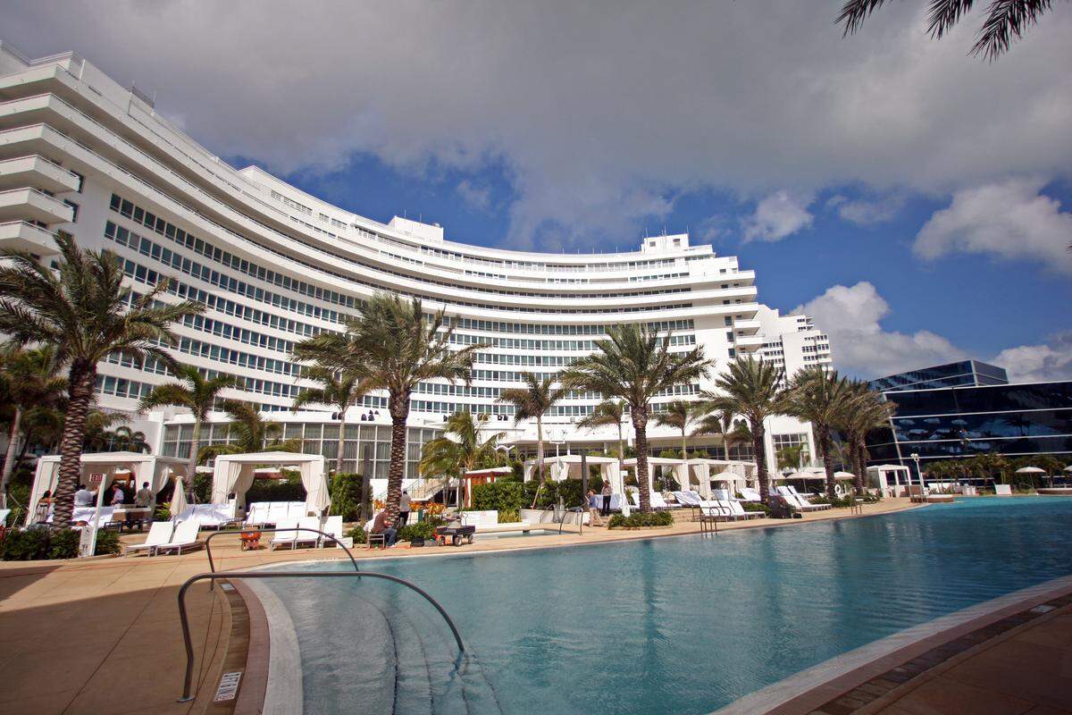 The pool area at the Fountainbleau Miami Beach. (.Joe Rimkus Jr/Miami Herald)