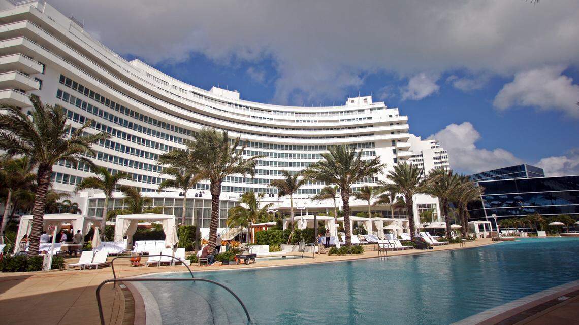 The pool area at the Fountainbleau Miami Beach. (.Joe Rimkus Jr/Miami Herald)