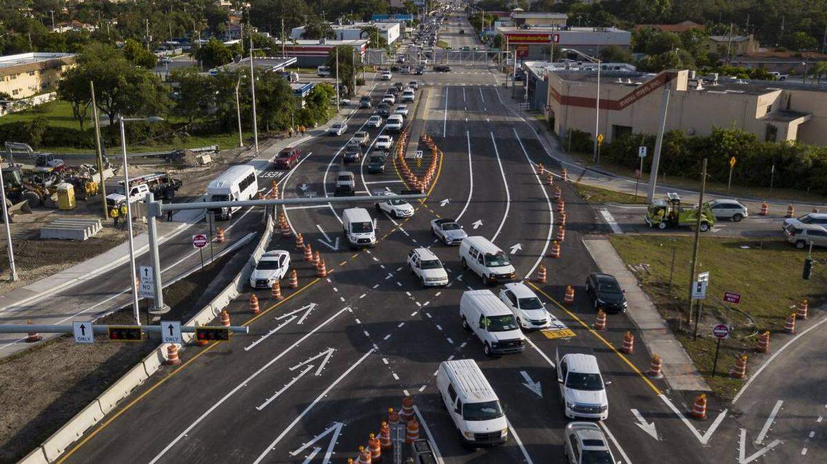 Miami-Dade Expressway Authority debuted South Florida’s first Divergent Diamond Interchange between Dolphin Expressway and Northwest 27th Avenue on Monday, August 13, 2018. According to MDX, drivers will briefly cross over to the left or “opposite” side of the road in a crisscross or diamond pattern. It was one of the most recent improvement projects funded through toll dollars in a system that may freeze rates for decades under a plan by Mayor Carlos Gimenez.