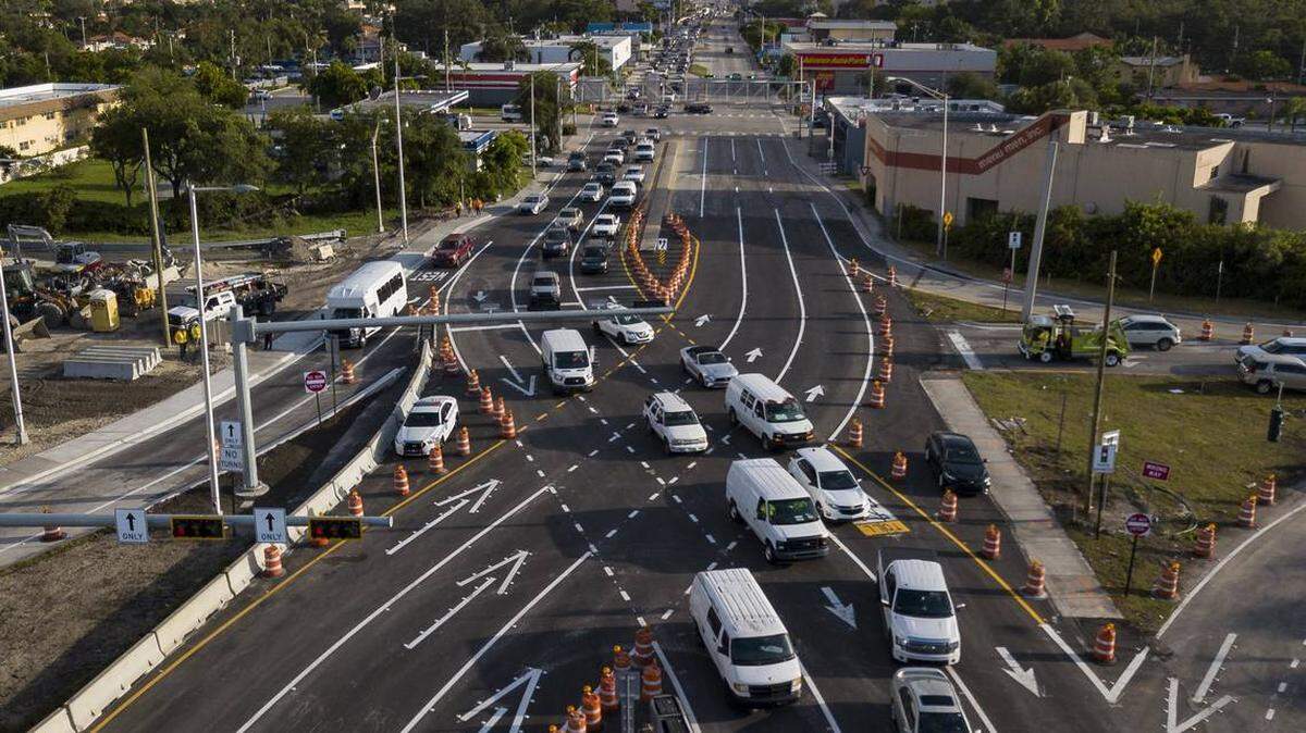Miami-Dade Expressway Authority debuted South Florida’s first Divergent Diamond Interchange between Dolphin Expressway and Northwest 27th Avenue on Monday, August 13, 2018. According to MDX, drivers will briefly cross over to the left or “opposite” side of the road in a crisscross or diamond pattern.