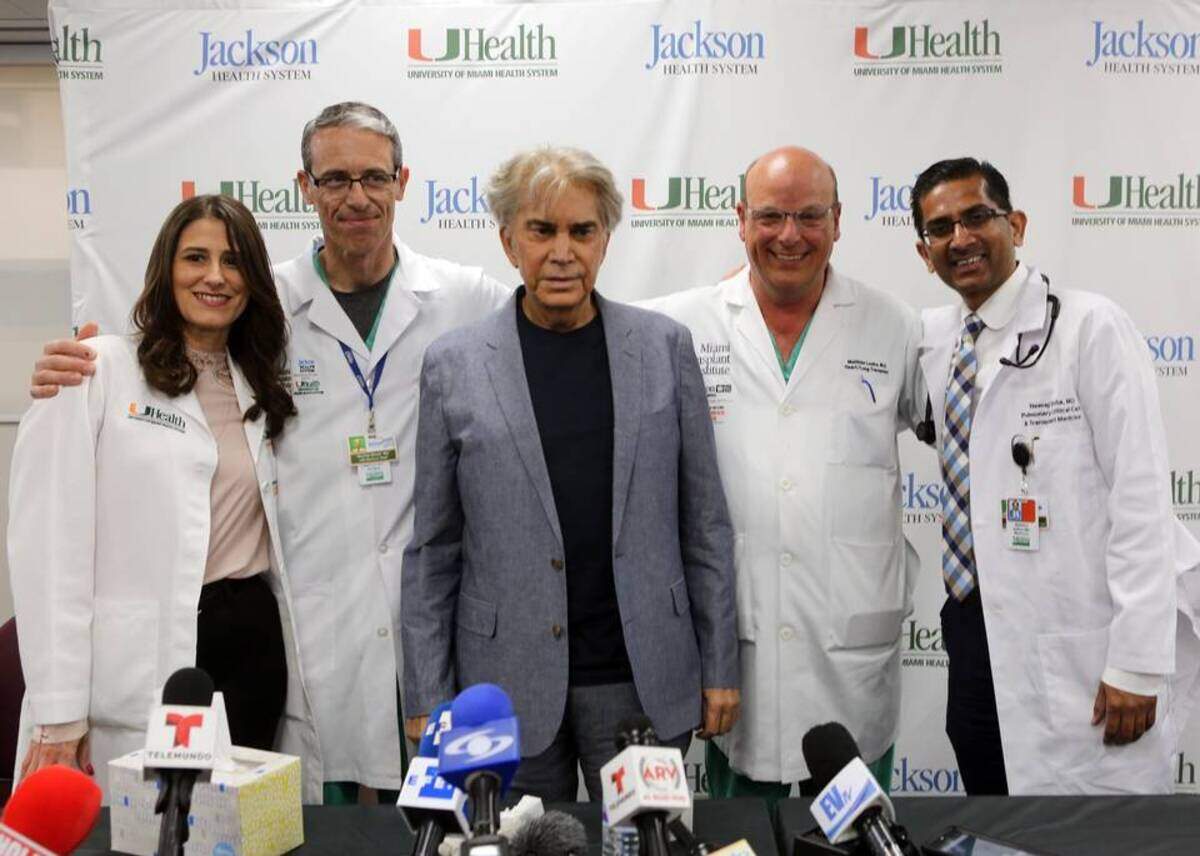 José Luis Rodríguez, El Puma, junto al equipo de médicos que le hizo le doble trasplante de pulmón. Desde la izquierda: Dra. Yiliam Rodriguez Blanco, Dr. Nocolas Brozzi,, Dr. Mathias Loebe y el Dr. Neeraj Sinha.