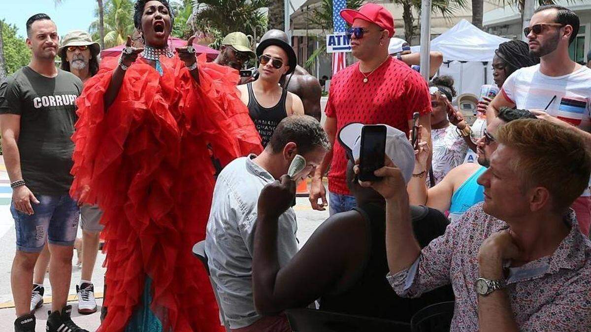 Drag artist Fantasia Royale at the “Last Party-Last Dance” at Palace Bar on its closing day on July 4, 2017. PEDRO PORTAL