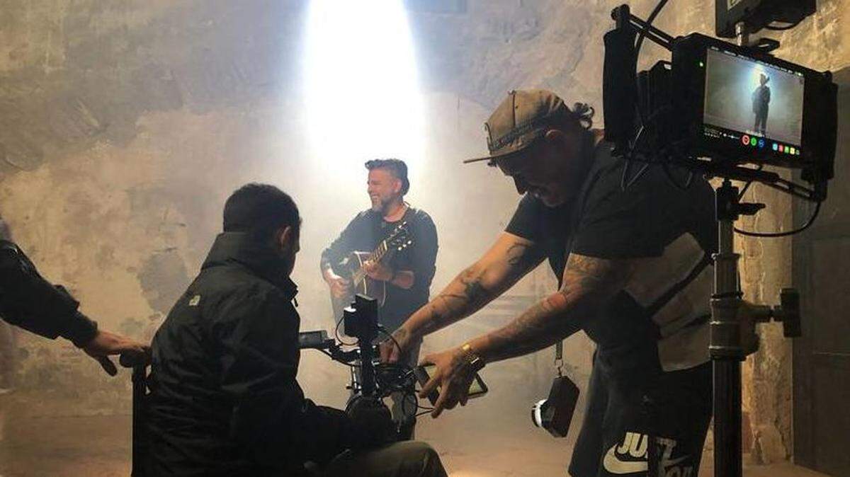 Luis Enrique during the filming of the video "Mordaza".