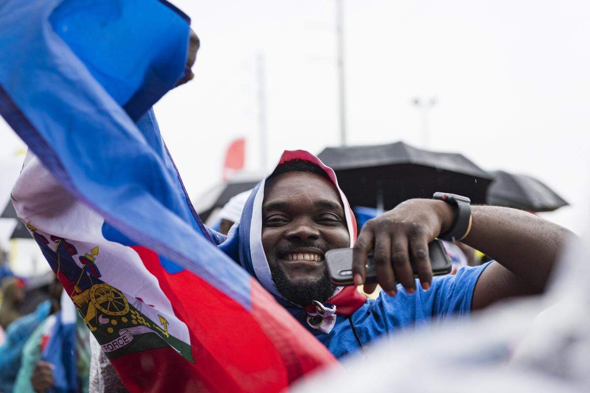 Fans of Haitian music refused to let South Florida’s wet weather prevent them from attending the Haitian Compas Festival Saturday at Mana Wynwood in Miami. The premier showcase for Haitian music and culture in the United States, the festival is celebrating 20 years.