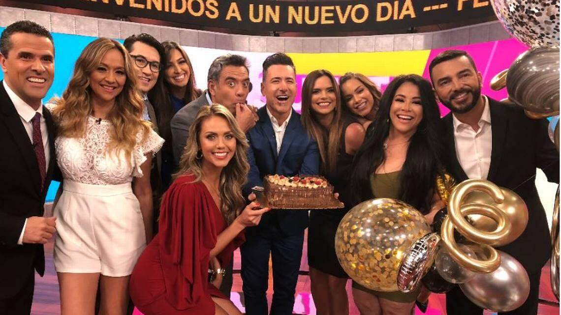 The cast of 'Suelta la sopa' celebrating their success with the cast of 'Un nuevo día.'