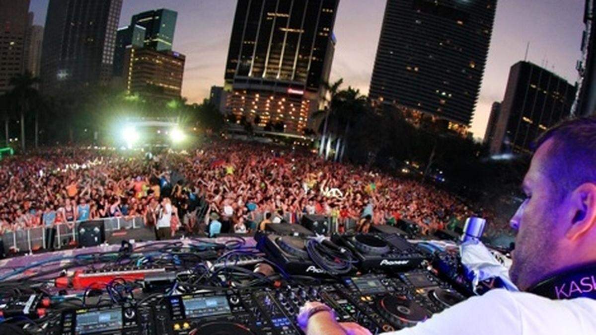 Kaskade plays Ultra Music Festival. Photo: Tomas Loewy