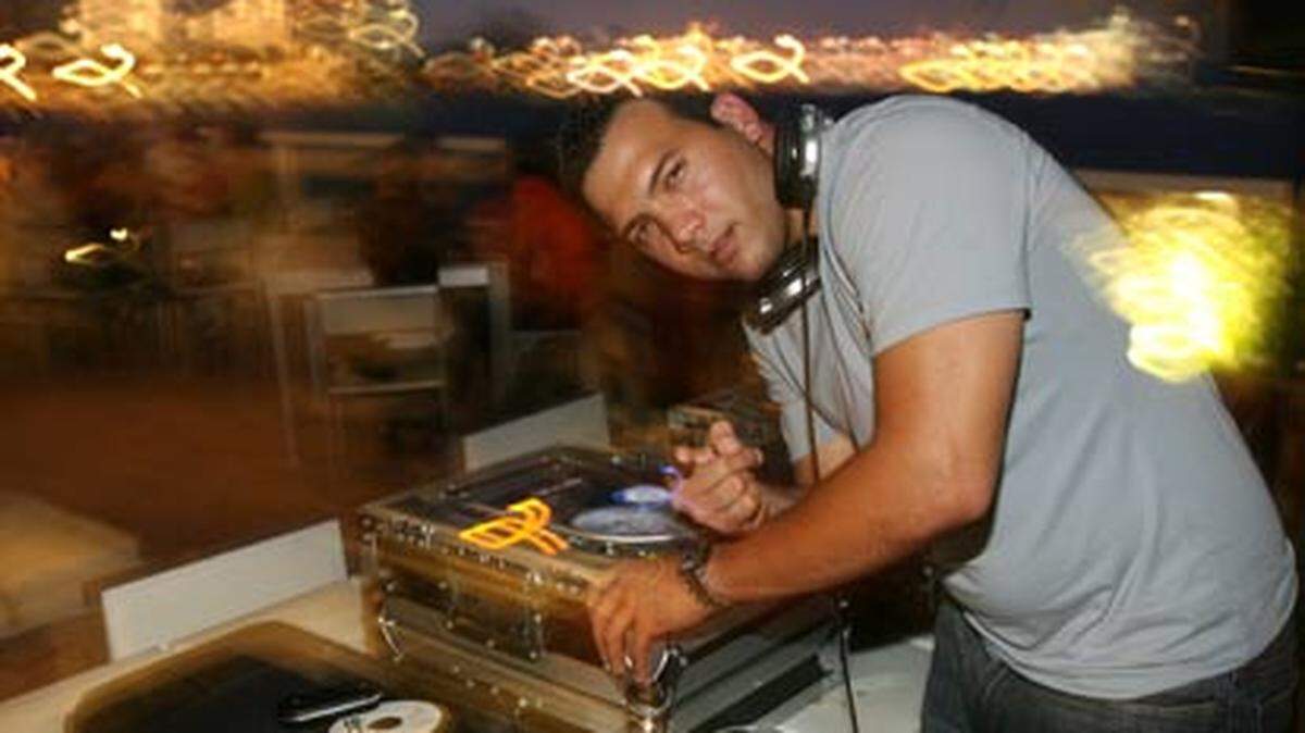 Manning the decks at el Marinheiro in Brickell. Photo: Alex Mateo de Acosta