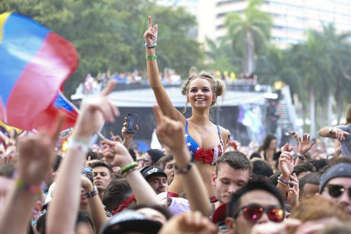 Guests dance at the Main Stage during the third day of Ultra Music Festival in downtown Miami on Sunday, March 26, 2017.