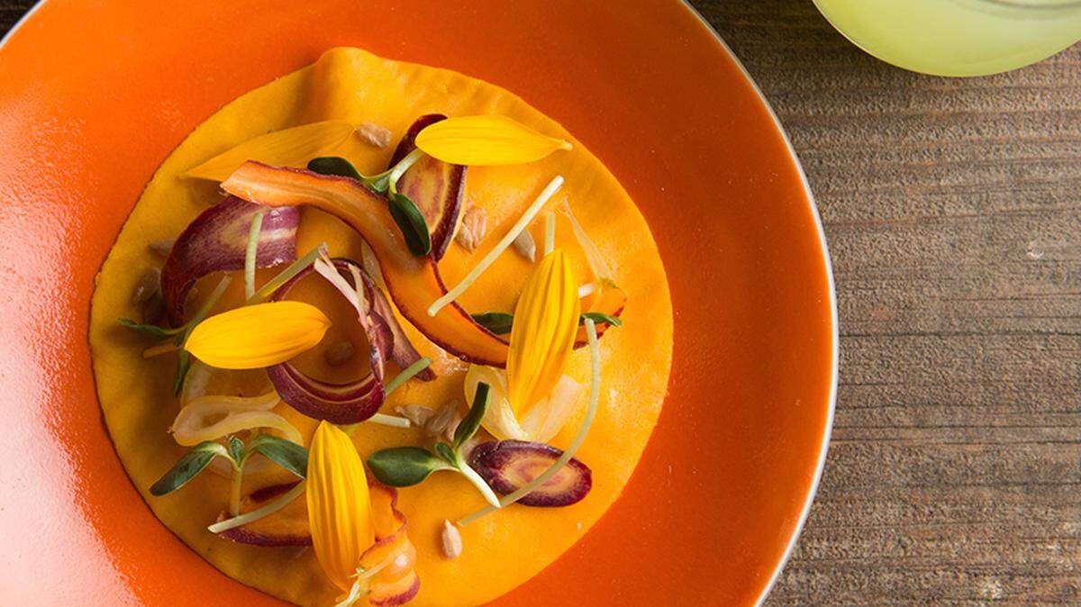 Forget the big tent events at the South Beach Wine & Food Festival. The sit-down dinners are the reason to attend the annual bacchanalia.