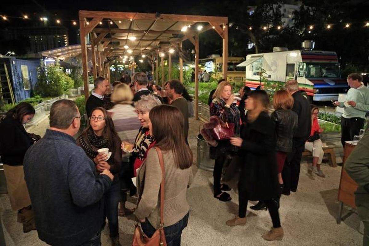Guest arrive for Shabbat dinner at Wynwood Yard on Saturday, January 20, 2018. Several restaurants in Miami have started to offer communal dinners for what, traditionally, has been a holy and traditional Jewish meal eaten with family or after temple to mark the start of the Sabbath on Friday night. The dinners are not kosher. Instead, these shabbat meals are about community, bonding over a meal.