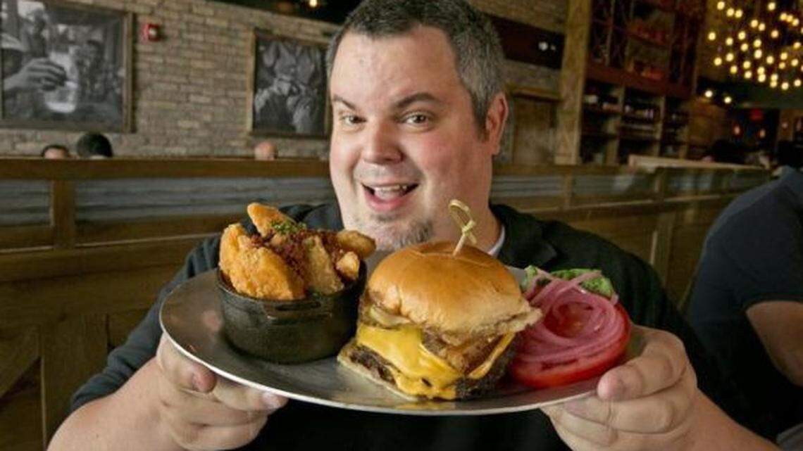 Primero, Sef González construyó un museo para mostrar su amor por las hamburguesas. Ahora, brindará su comida favorita al público de otra forma: por medio de su propio restaurante.