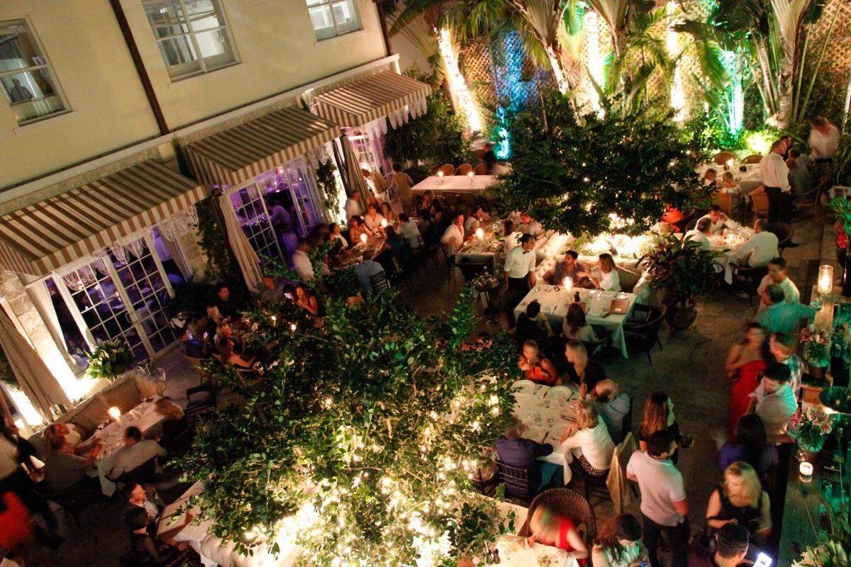 Want to blow a lot of money on dinner? Of course you do. Villa Azur has you covered. Me, I'm just going to pick up a Publix sub.