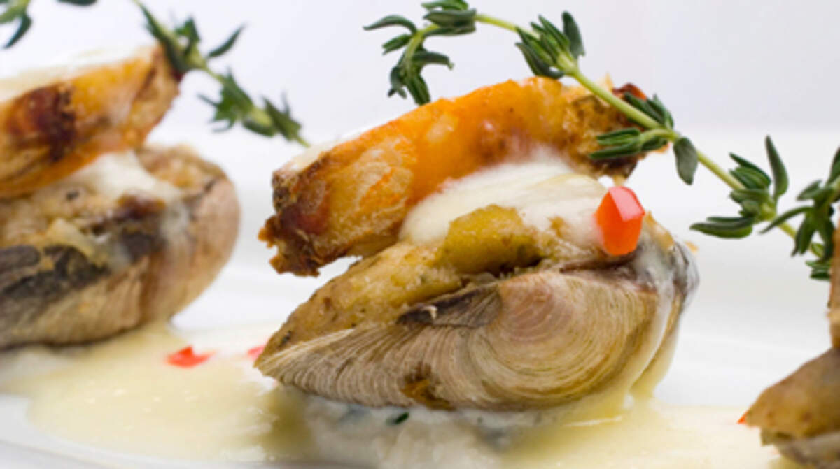 Vongole Oreganata – Steamed middle neck clams on the half shell, topped with sweet lobster meat, scampi butter, breadcrumbs and thyme.