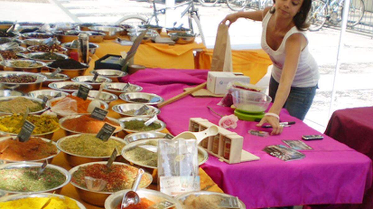 Spice girl, Jennifer Revello packs a customers spice mixture on the Sunday Lincoln Road market. Photo: Linda Bladholm.