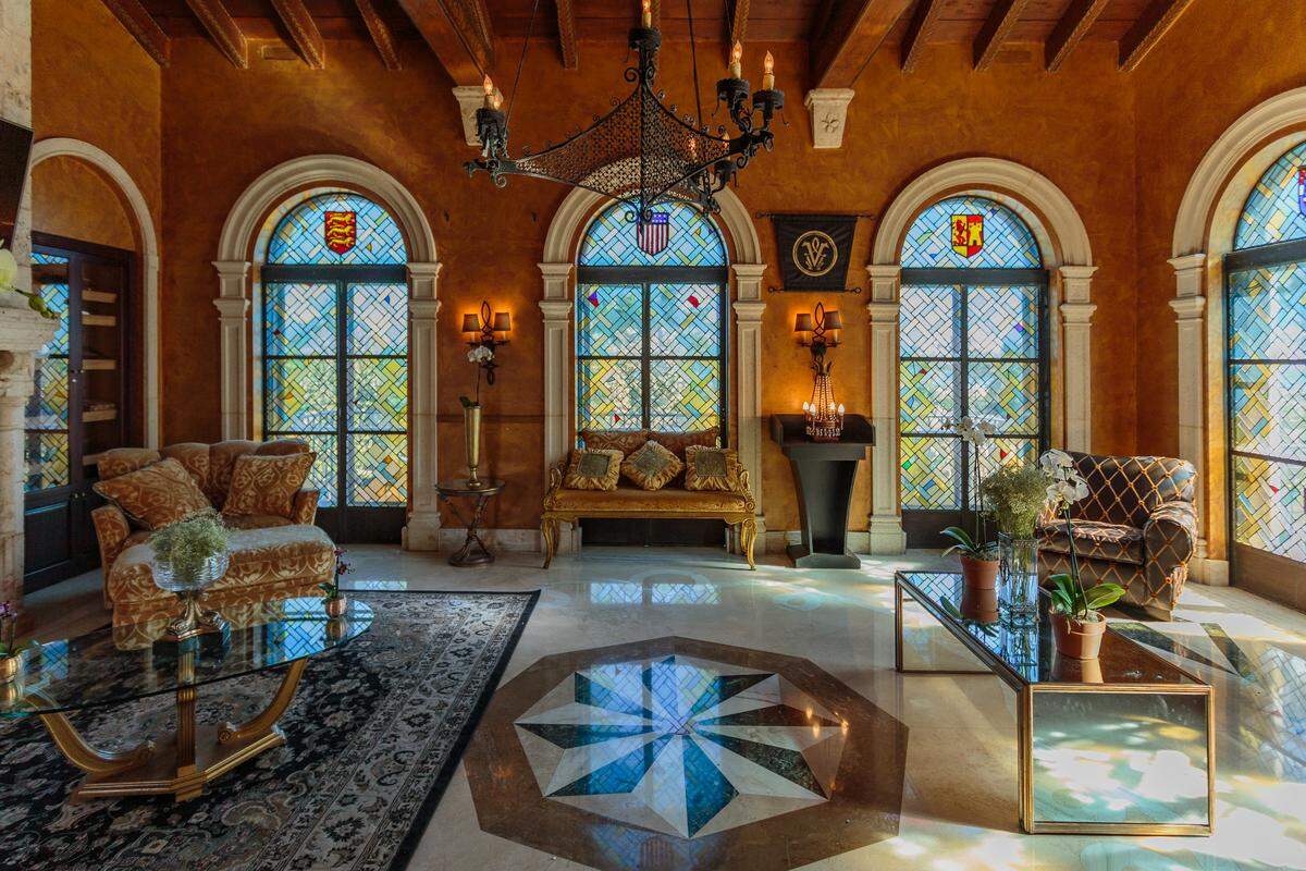 Gianni's Suite Lounge is a sight to behold.