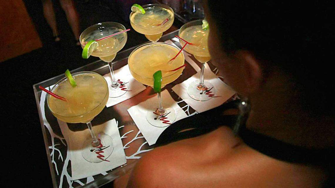 Stephanie sirve tragos en MIA at Biscayne. Foto: Pedro Portal.