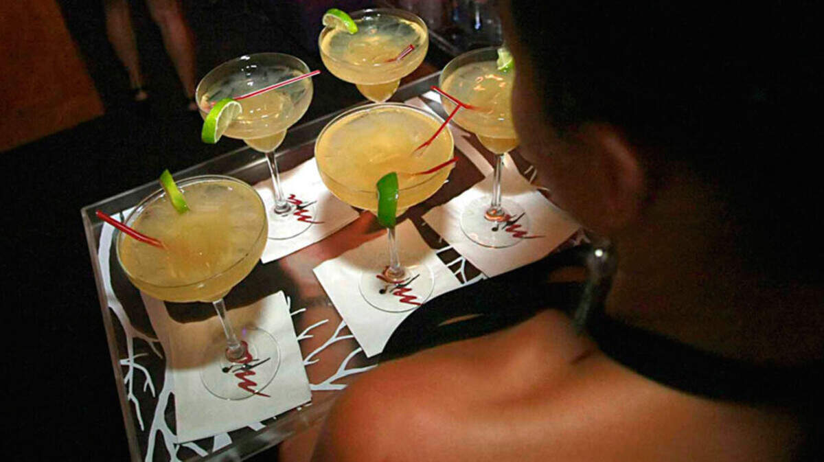 Stephanie sirve tragos en MIA at Biscayne. Foto: Pedro Portal.