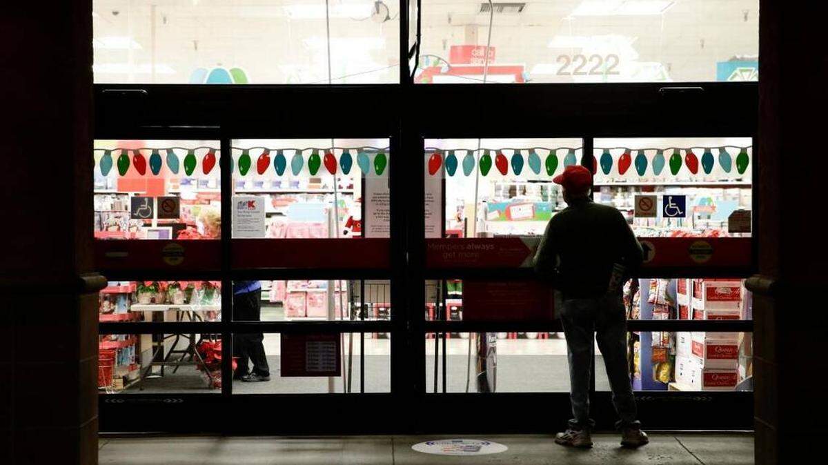 Need a last minute little gift, your meds or groceries? Some grocery stores and pharmacies have adjusted holiday hours for Christmas Eve and Christmas Day on Sunday and Monday.