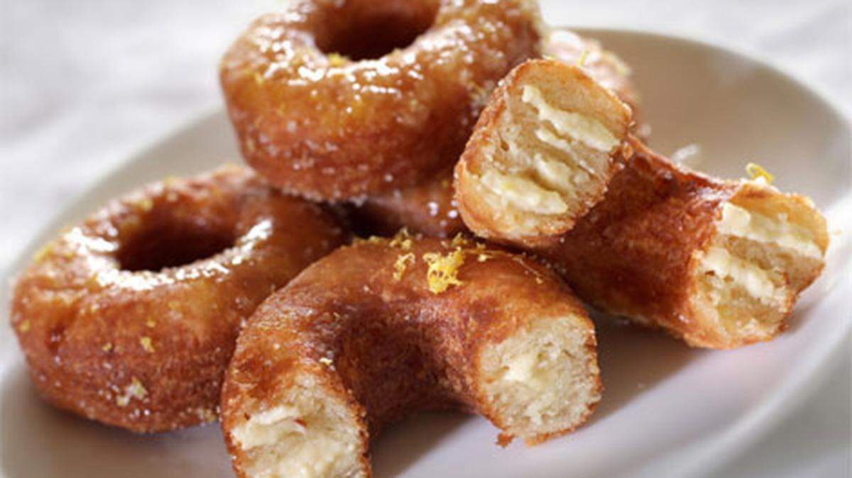 People in line for a cronut stood by as a dead body sat 40 feet away. (Tom Wallace/Minneapolis Star Tribune)