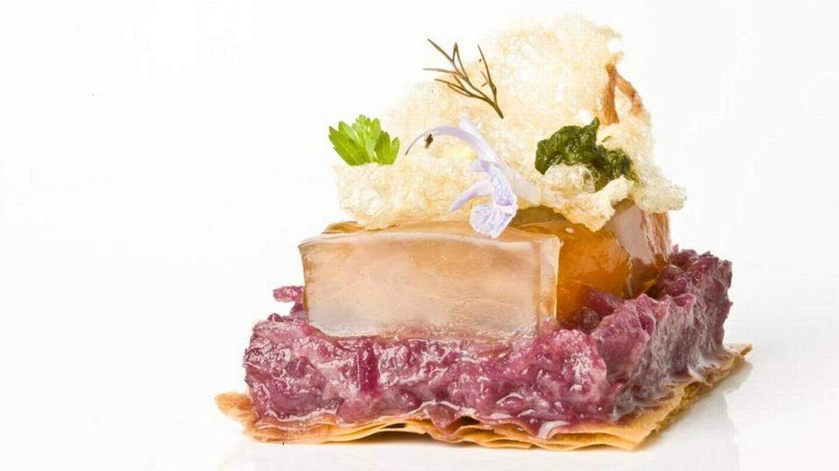 Ángel Palacios’ cuisine, such as this Lombarda Tendon, made him a hit among food lovers and critics in America at La Broche. Unfotunately, Miami diners did not show up in droves.