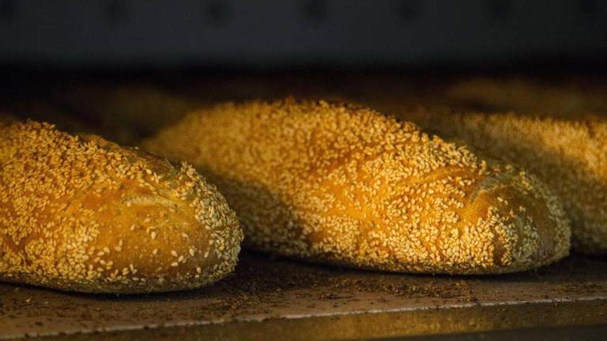 A batch of fresh Sesamo Bread cooks in the oven at Sullivan Street Bakery in Little Haiti. It is one of three breads from James Beard Award-winning baker Jim Lahey that the bakery is making to begin with. MATIAS J. OCNER For the Miami Herald