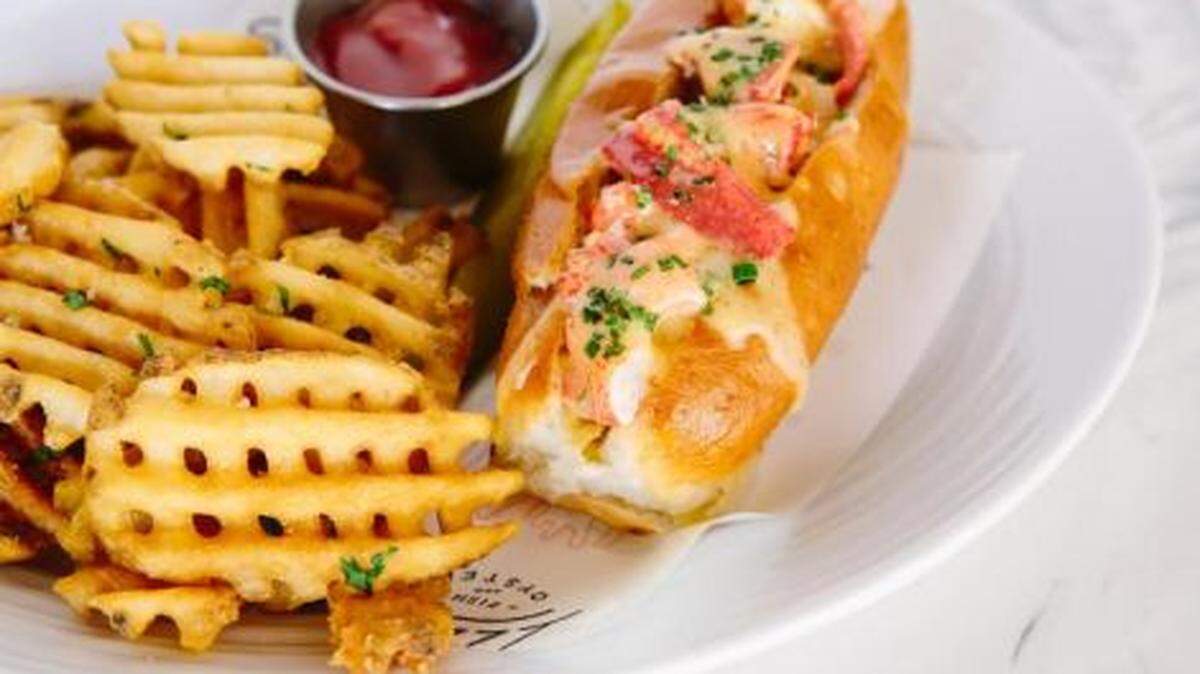 Lobster roll at Izzy's Fish &amp; Oyster (Contributed)