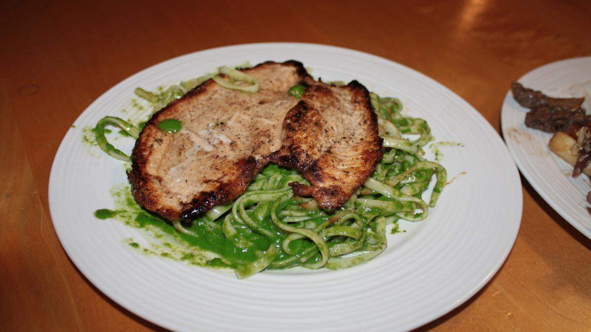 SUNRISE: La Casita Roja's tellarines verde con pollo (spaghetti on pesto cheese sauce with chicken).