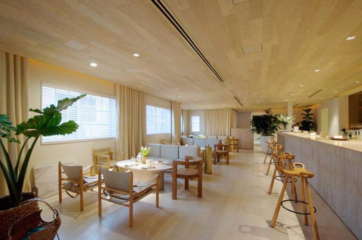 With a name like the Marble Fort, this Italian newcomer may sound imposing but the beachy space, some 120 seats divided more or less equally between inside and out, is stunningly inviting.