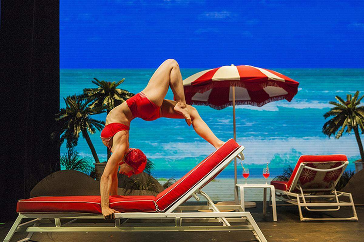 Sexy C'est Rouge dancer sur le plage.
