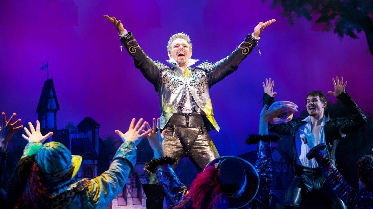 This Bard isn't boring - Adam Pascal plays him as a swaggering rock star. Think Freddie Mercury crossed with Austin Powers.