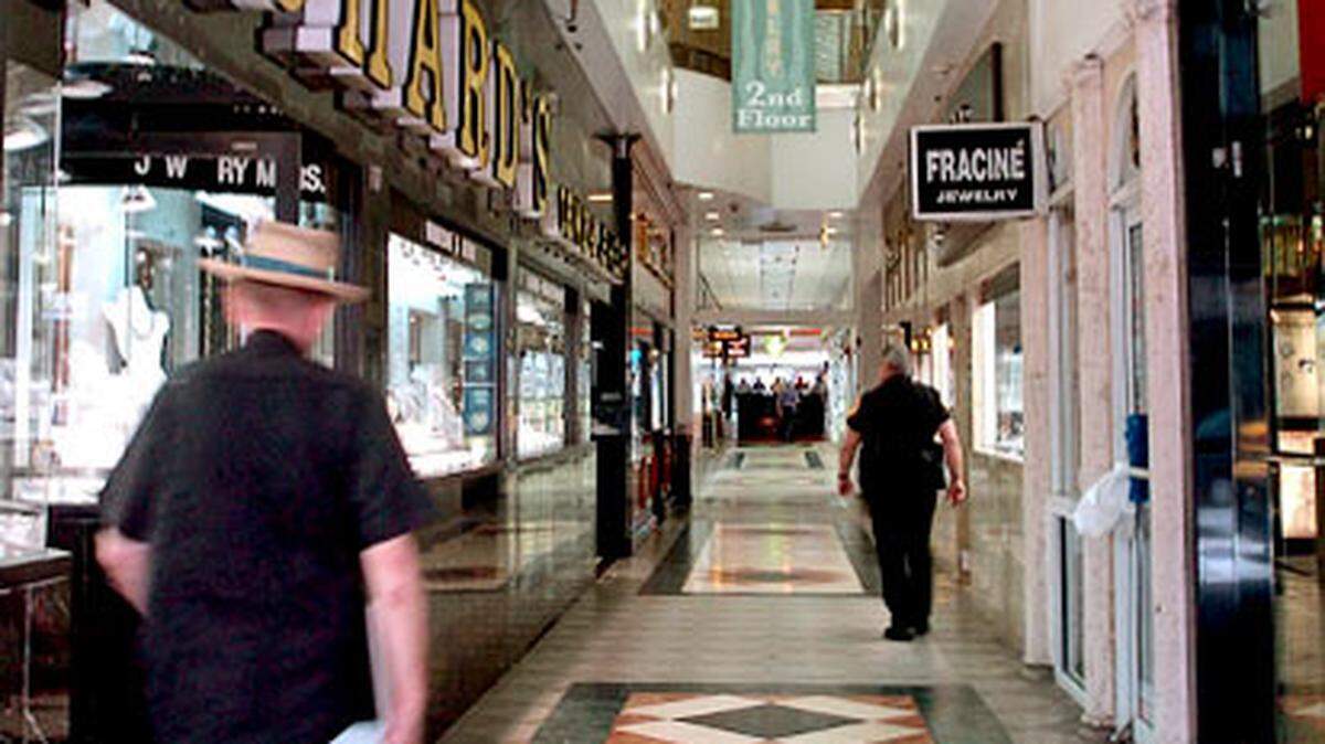  The first floor of the Seybold Building, a Miami landmark and home to many jewelers and jewelry stores. Photo: Donna E. Natale Planas.