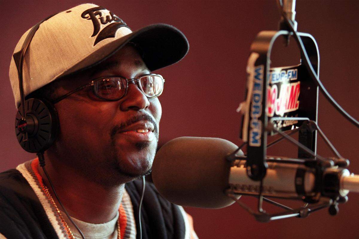 For DN by Carl Juste/mhs, WEDR 99 JAMZ studio, Carol City, 5/27/99 --- Marvin Dixon is a radio personality on James Thomas', "James T", morning show.