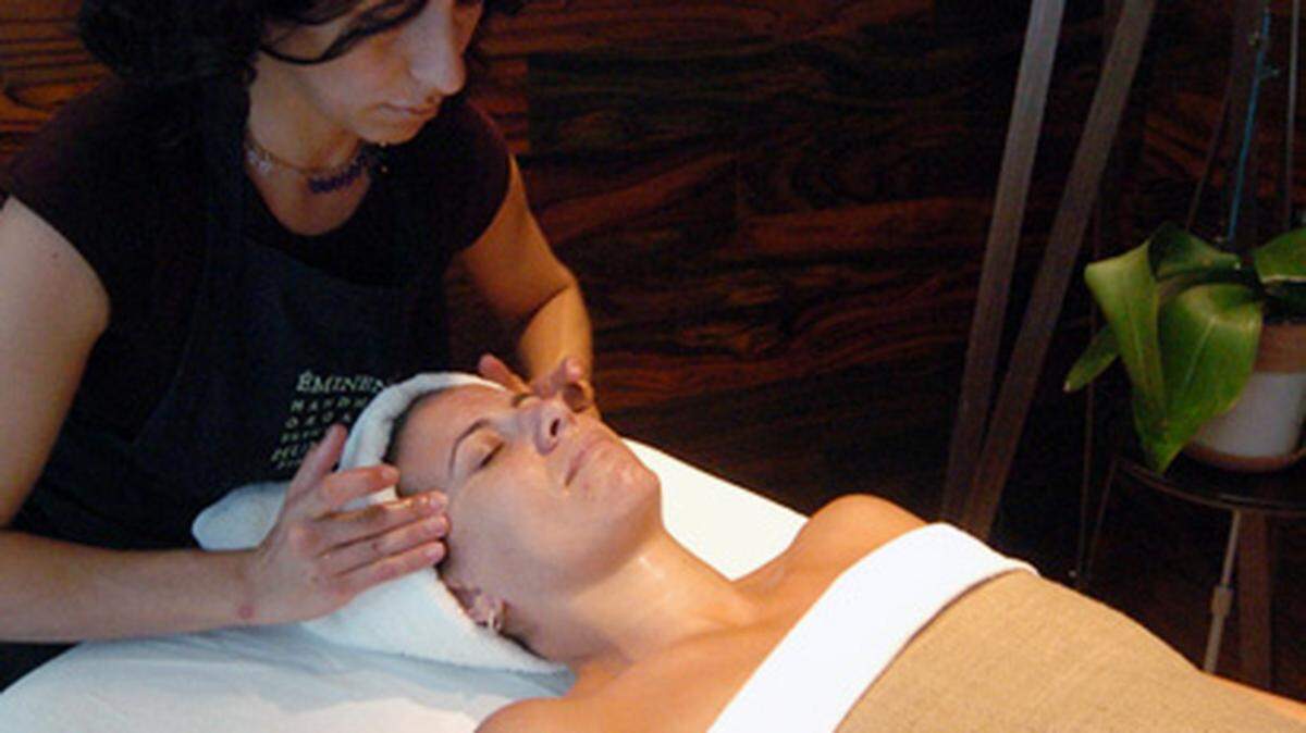 Iris van de Coevering gives Maria Tettamanti a treatment at the Spa 101 in the Hilton Bentley. Photo by Peter Andrew Bosch