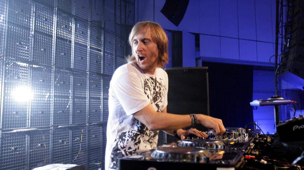 French DJ David Guetta performs during "One Love" world tour at the " Litexpo" palace on June 12, 2010, in Vilnius. AFP PHOTO/ PETRAS MALUKAS (Photo credit should read PETRAS MALUKAS/AFP/Getty Images)